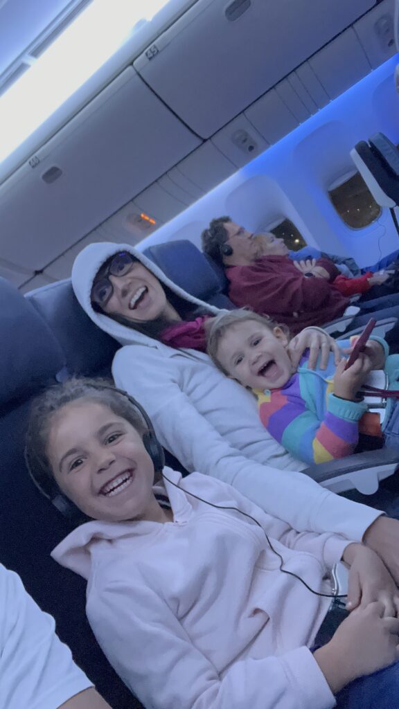Famiglia in viaggio in aereo con bambini piccoli