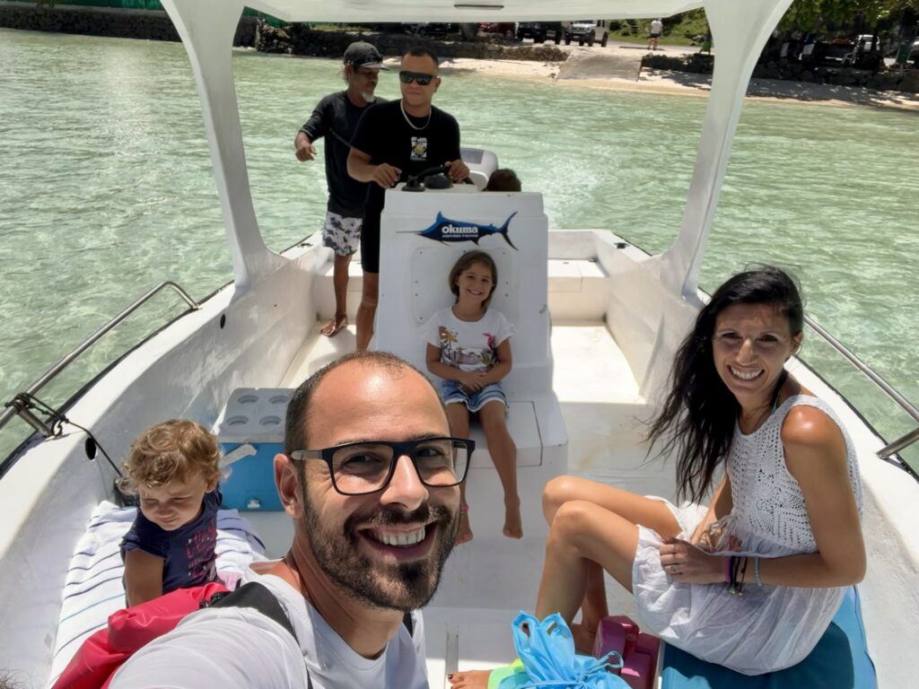 Famiglia in viaggio con bambini coperti da assicurazione sanitaria