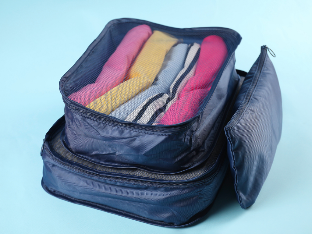 Cubi di imballaggio colorati per organizzare i vestiti in valigia