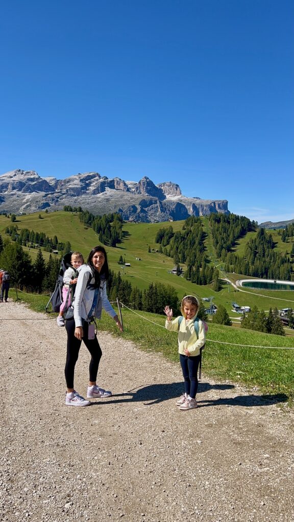 Genitore che trasporta il bimbo nel marsupio durante un trekking