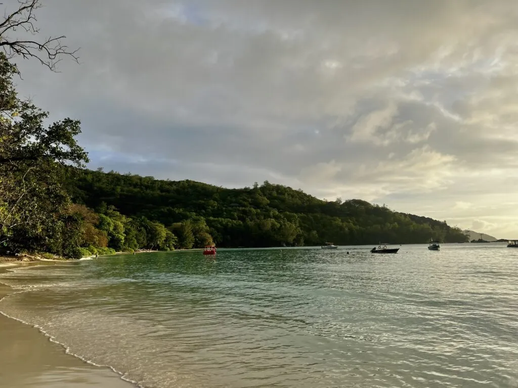 Spiaggia di Port Launay a Mahe con mare piatto e vegetazione