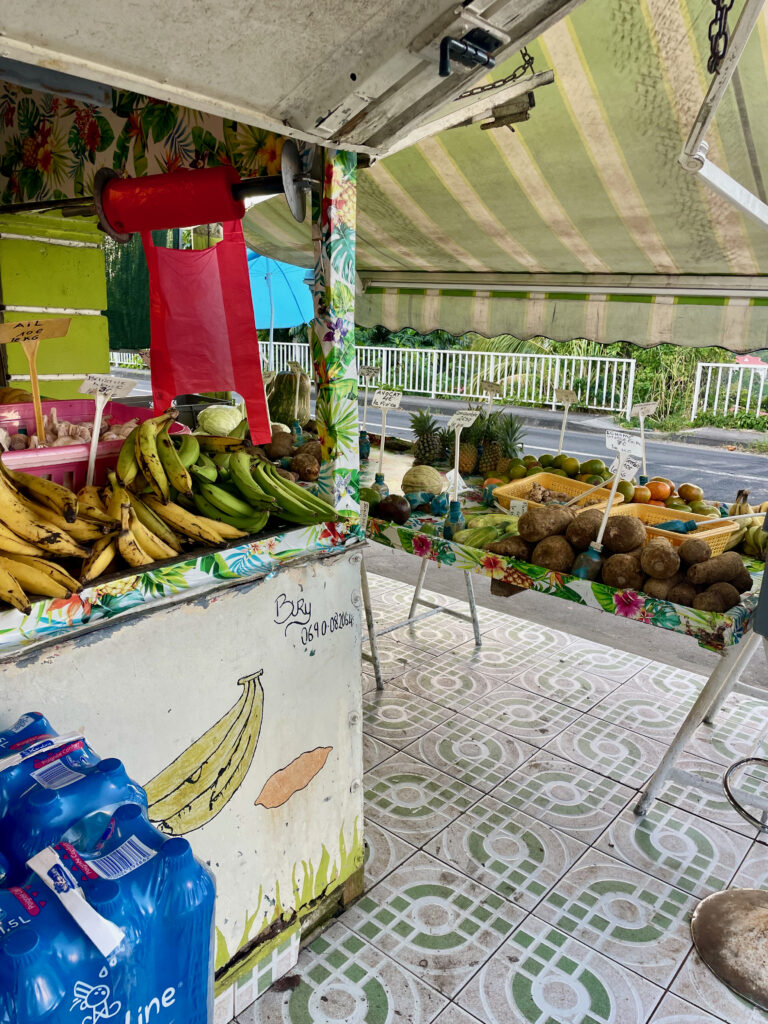 Banco della frutta lungo la strada in Guadalupa