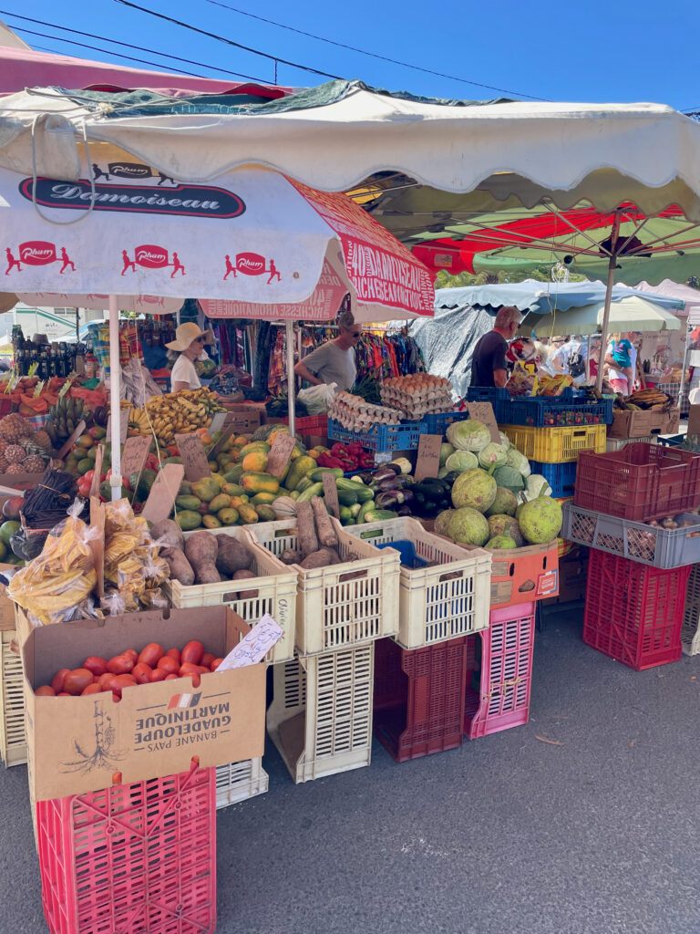 Banco di frutta e verdura al mercato di Sainte-Anne in Guadalupa