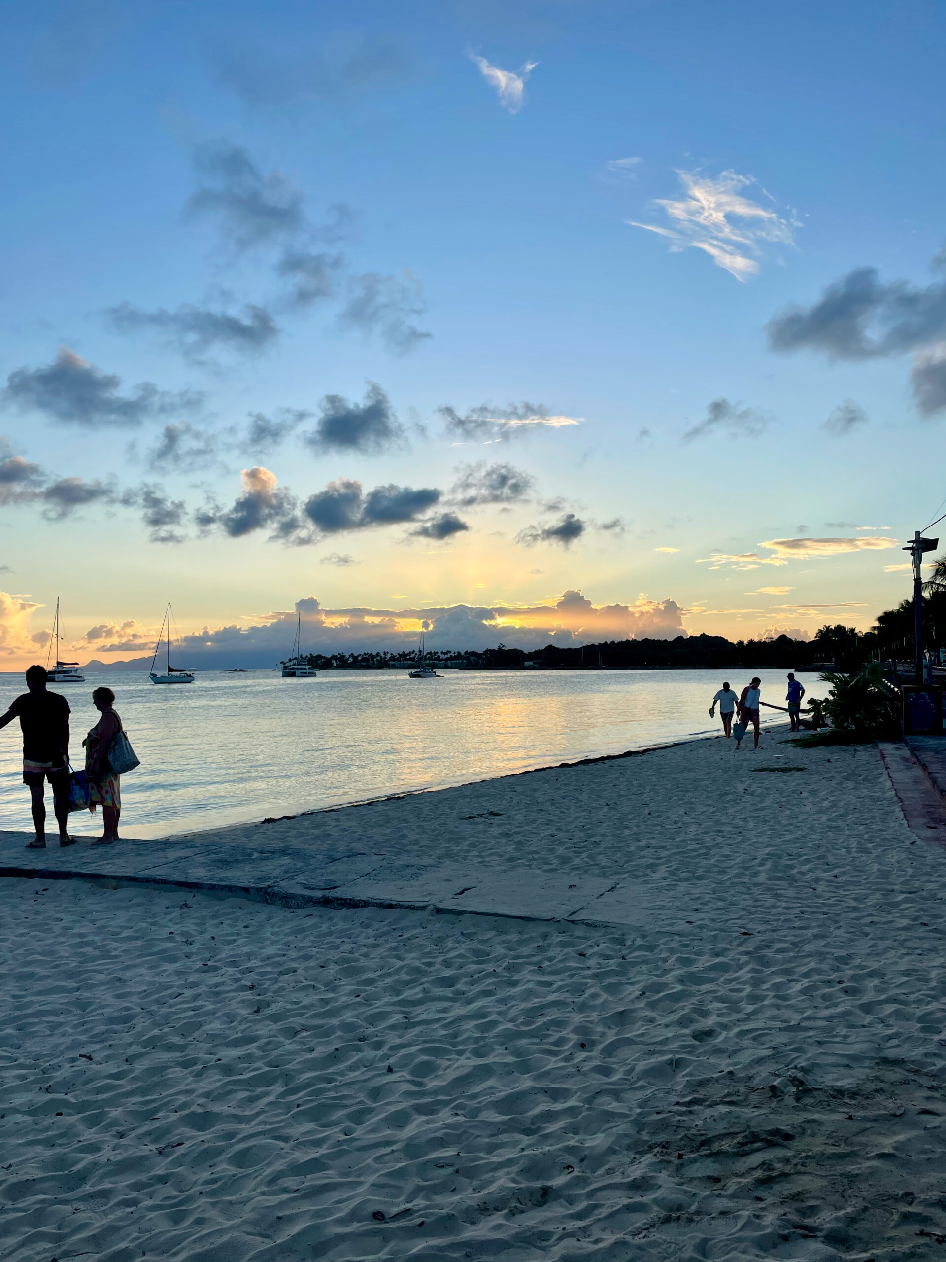 Tramonto su una spiaggia della Guadalupa
