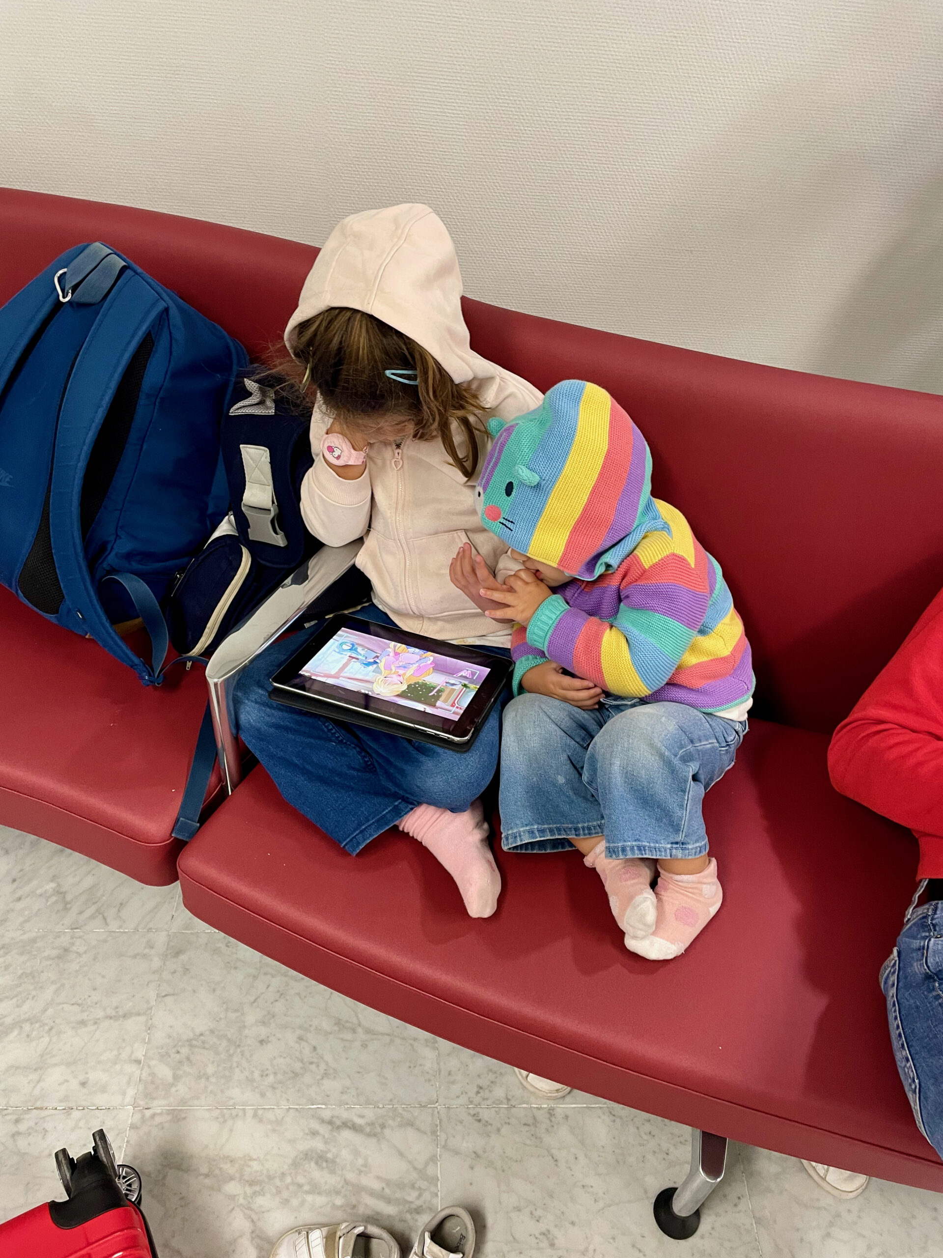 Ginni in attesa all'aeroporto di Orly durante le 12 ore di ritardo