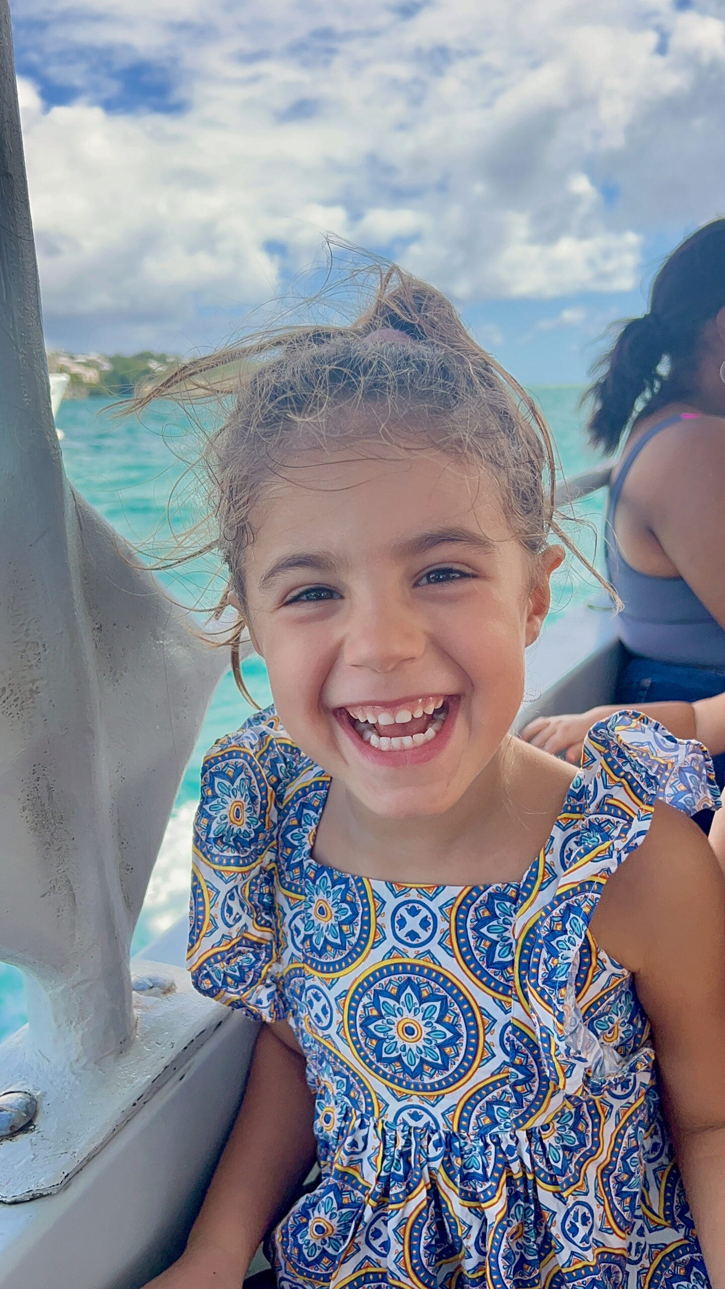 Bebe sorridente sul traghetto per l'Ilet du Gosier