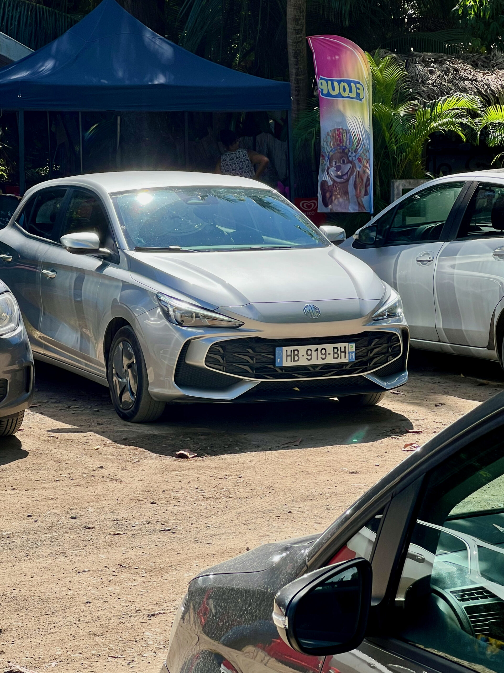 La nostra city car a noleggio parcheggiata a Guadalupa